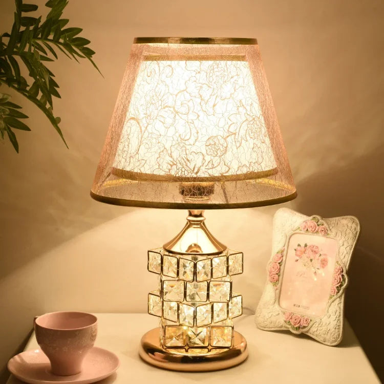 CrystalShine - Elegant LED-lampe i gullkrystall for stilfull belysning