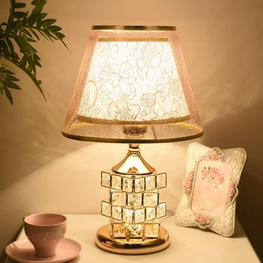 CrystalShine - Elegant LED-lampe i gullkrystall for stilfull belysning
