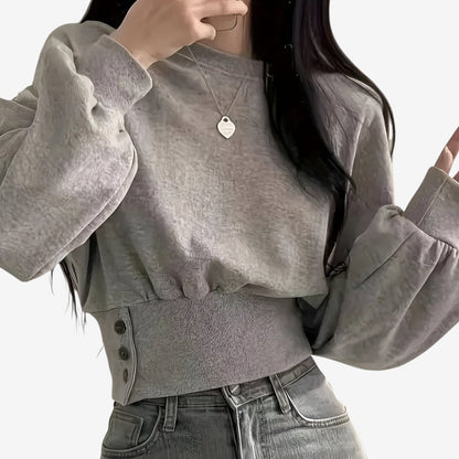 Nora – Bluse med rund hals, lange ermer og knappdetaljer