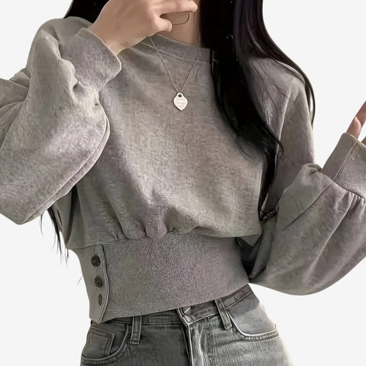 Nora – Bluse med rund hals, lange ermer og knappdetaljer