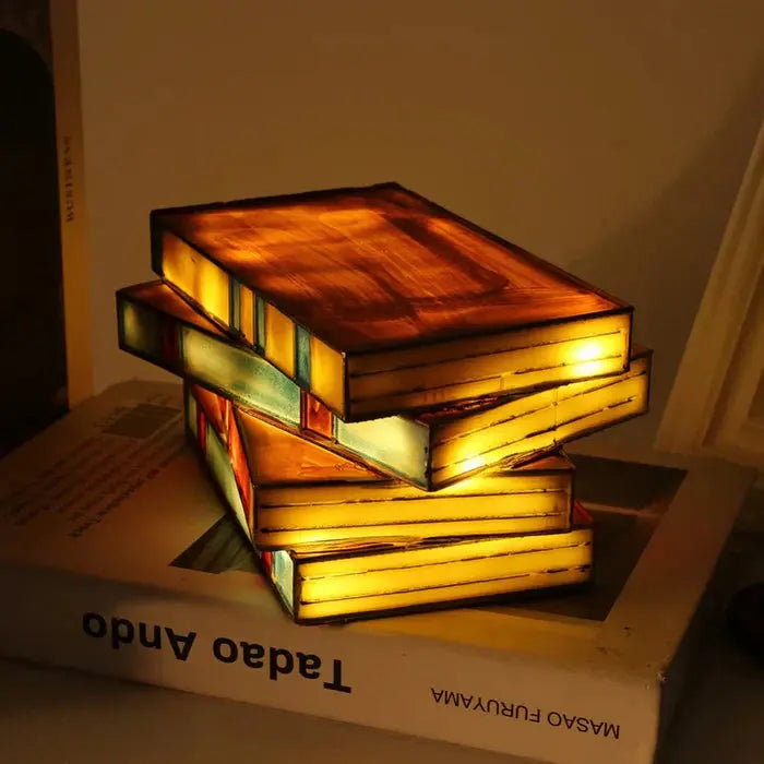 GlowTome - Kunstnerisk boklampe med intrikate glassdetaljer