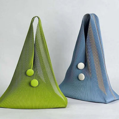 Celina – Moderne foldet toteveske med trekantet form og to-knapp lukking