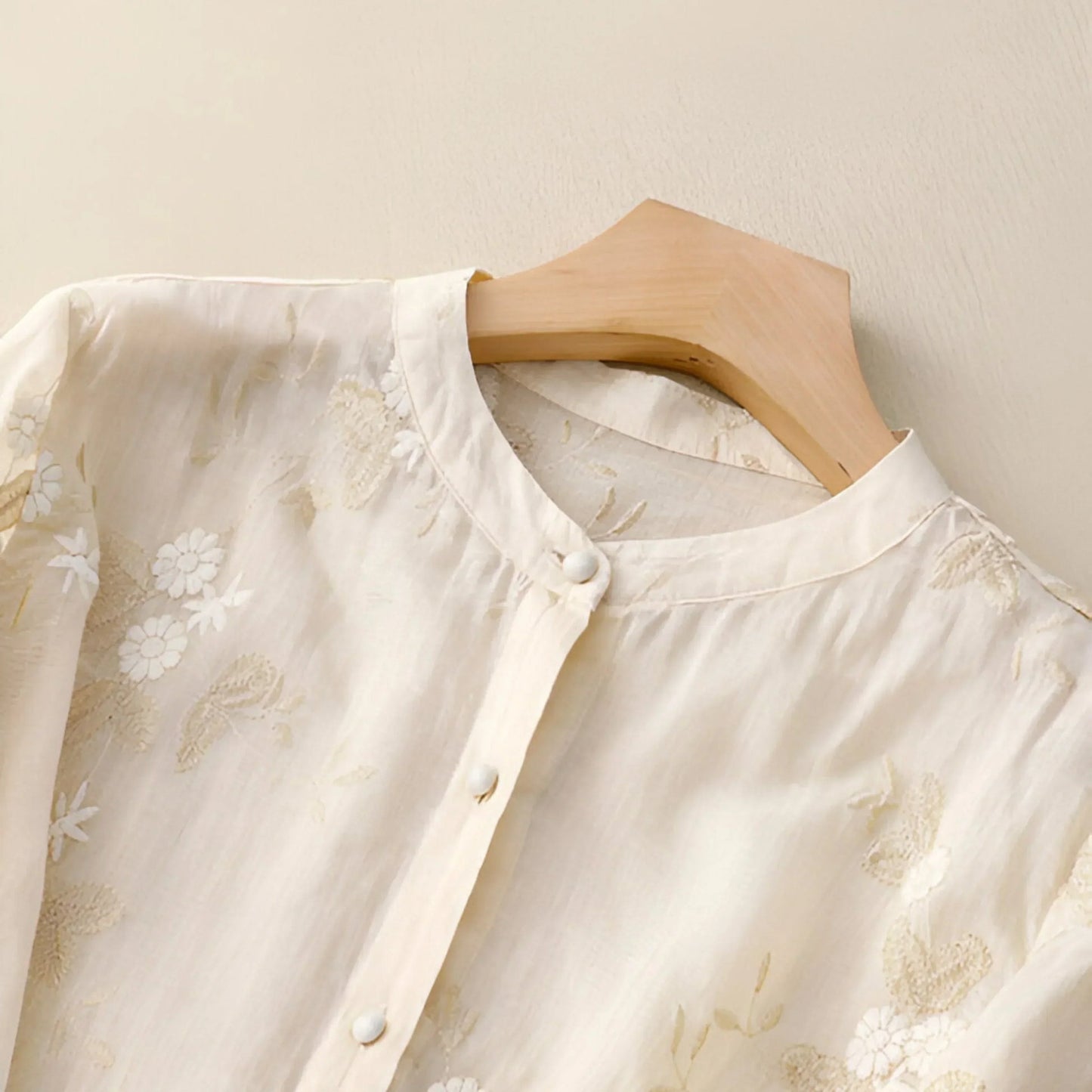 Monica - Brodert bluse med flytende passform og trekvart ermer