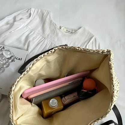 Tara - Romslig skulderveske med elegante stropper