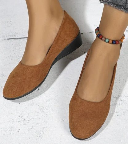 Nina - Loafers med kilehæl med myk finish og Raffinert design