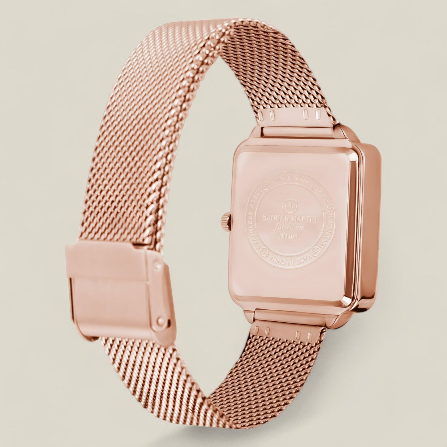 Nora - Elegant klokke med moderne firkantet urkasse og nettingarmbånd