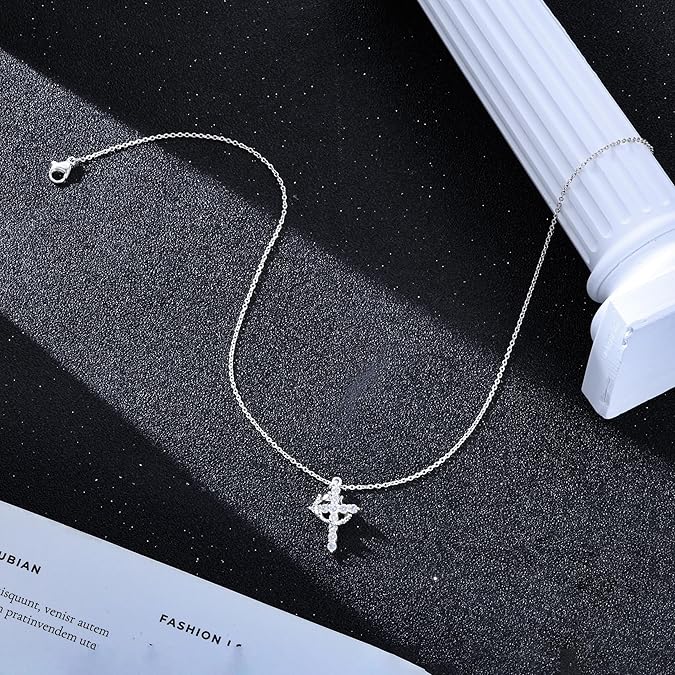 Lily - Elegant anheng halskjede med justerbar kjede og intrikate detaljer