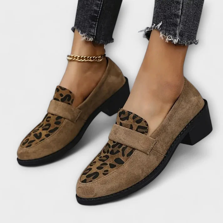 Lola - Loafers med leopardmønster med bred stropp og lav blokkhæl