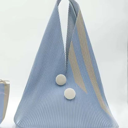 Celina – Moderne foldet toteveske med trekantet form og to-knapp lukking