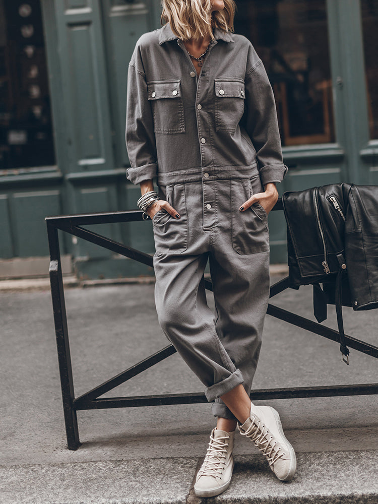 Freya - Avslappet passform front knapp jumpsuit med praktiske lommer