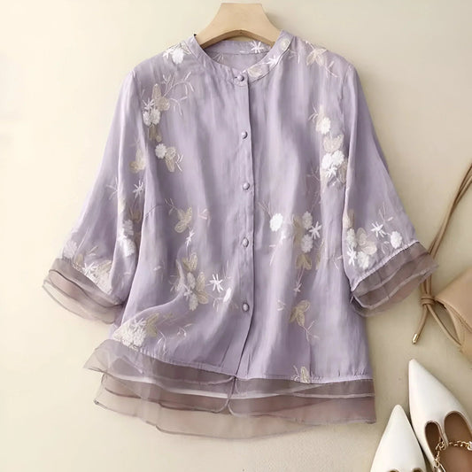 Monica - Brodert bluse med flytende passform og trekvart ermer