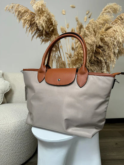 Aaliyah - Romslig veske med avtakbar stropp og trykknapplukking