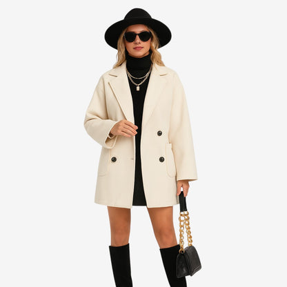 Carina – Langermet kåpe med krage og knappelukking