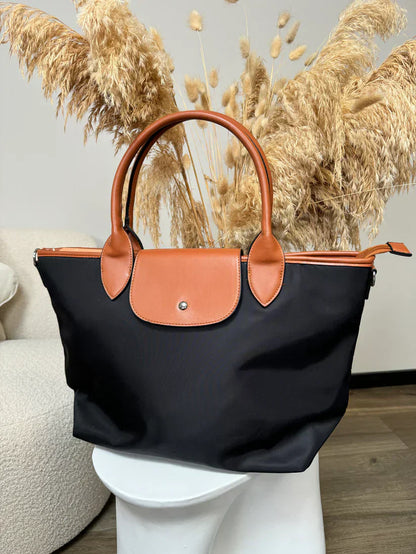 Aaliyah - Romslig veske med avtakbar stropp og trykknapplukking