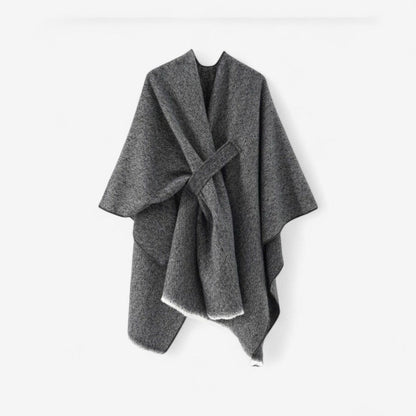 Jessica – Poncho med Skulderinnpakning og Dusker