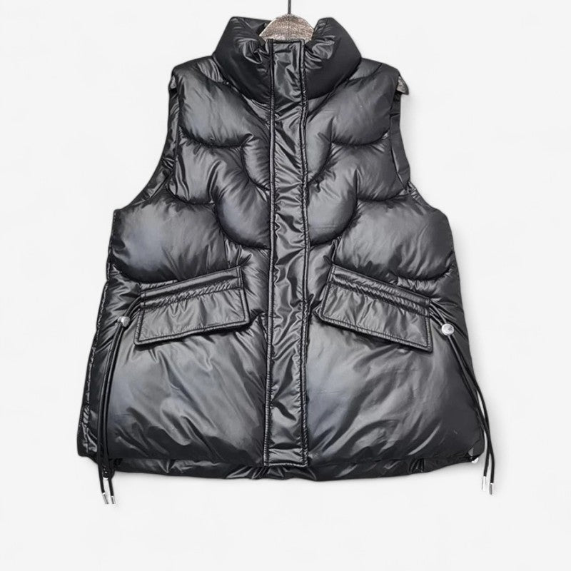 Selene – Ermeløs Jakke med Ståkrage og Sidelommer