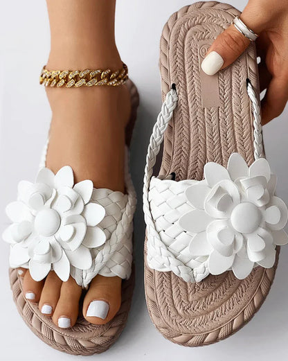 Bella - Stilig sandaler med blomsterdetaljer og flettet reim