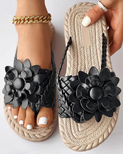 Bella - Stilig sandaler med blomsterdetaljer og flettet reim