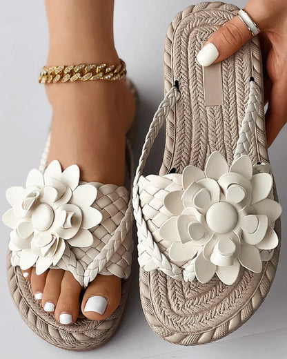 Bella - Stilig sandaler med blomsterdetaljer og flettet reim