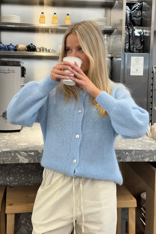 Amara - Elegant cardigan med lange ermer og knapper foran