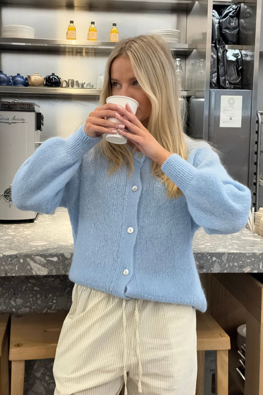 Amara - Elegant cardigan med lange ermer og knapper foran