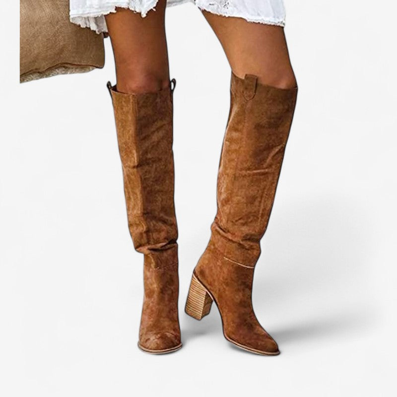 Camila – Knestøvler med Spiss Tå og Slip-On Design