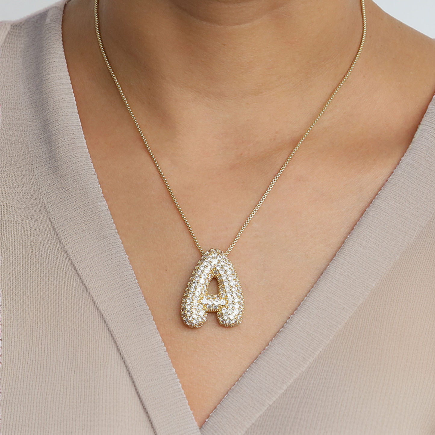 Luna - Fasjonabelt kjede med bobleinitialer og diamantinspirert design