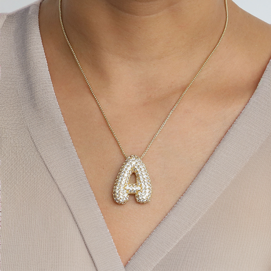 Luna - Fasjonabelt kjede med bobleinitialer og diamantinspirert design