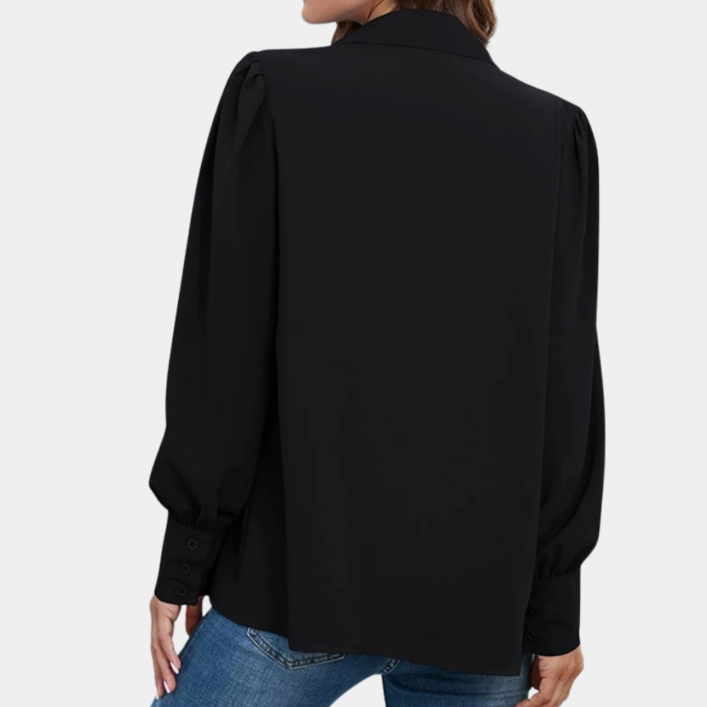 Hazel – Klassisk bluse med knepping med ballongermer og plissert front