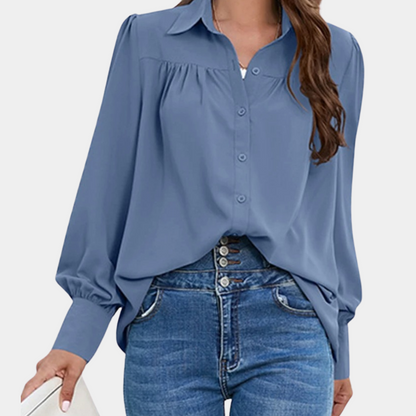 Hazel – Klassisk bluse med knepping med ballongermer og plissert front