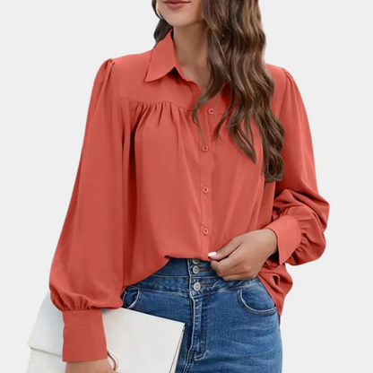 Hazel – Klassisk bluse med knepping med ballongermer og plissert front