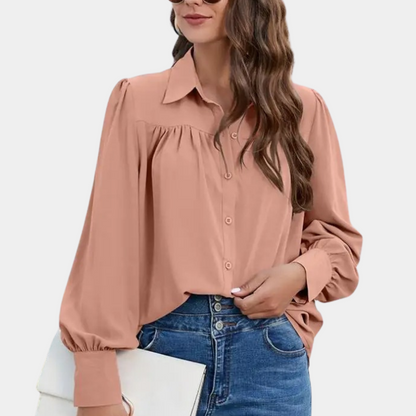 Hazel – Klassisk bluse med knepping med ballongermer og plissert front