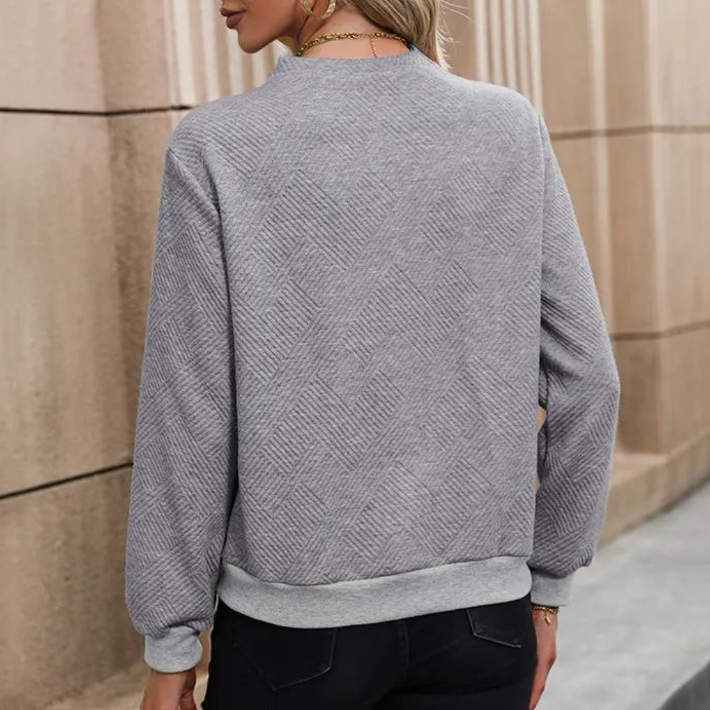 Ella - Moderne genser med asymmetrisk hals med dekorative knapper