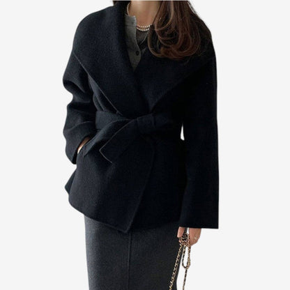 Malin – Mellomlang omslagskåpe med belte i livet og lange ermer