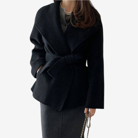 Malin – Mellomlang omslagskåpe med belte i livet og lange ermer