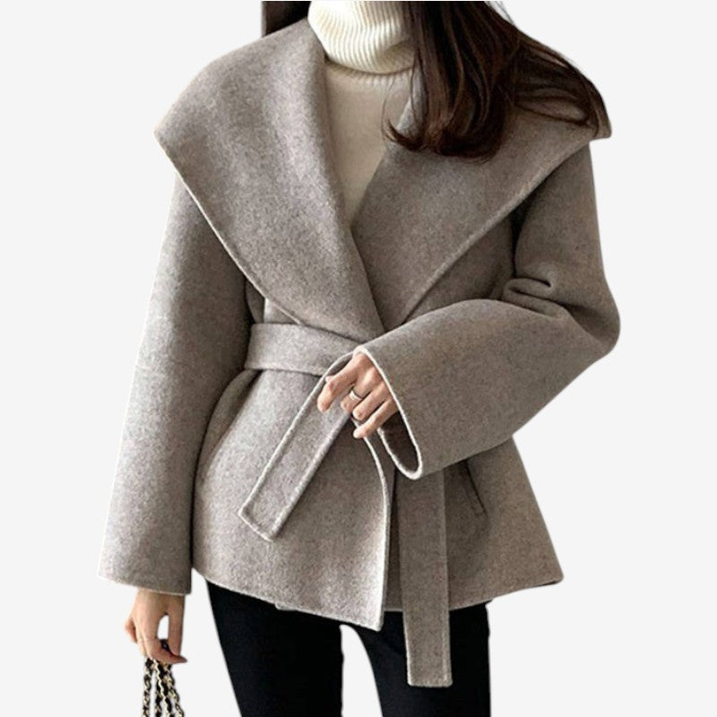 Malin – Mellomlang omslagskåpe med belte i livet og lange ermer