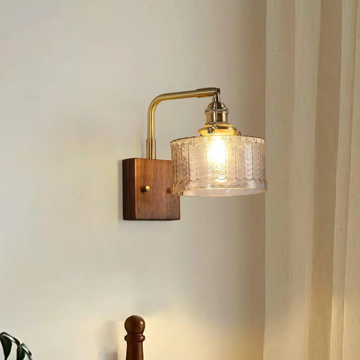 LumaCurve - Vegglampe med buet arm og skjerm med teksturert mønster