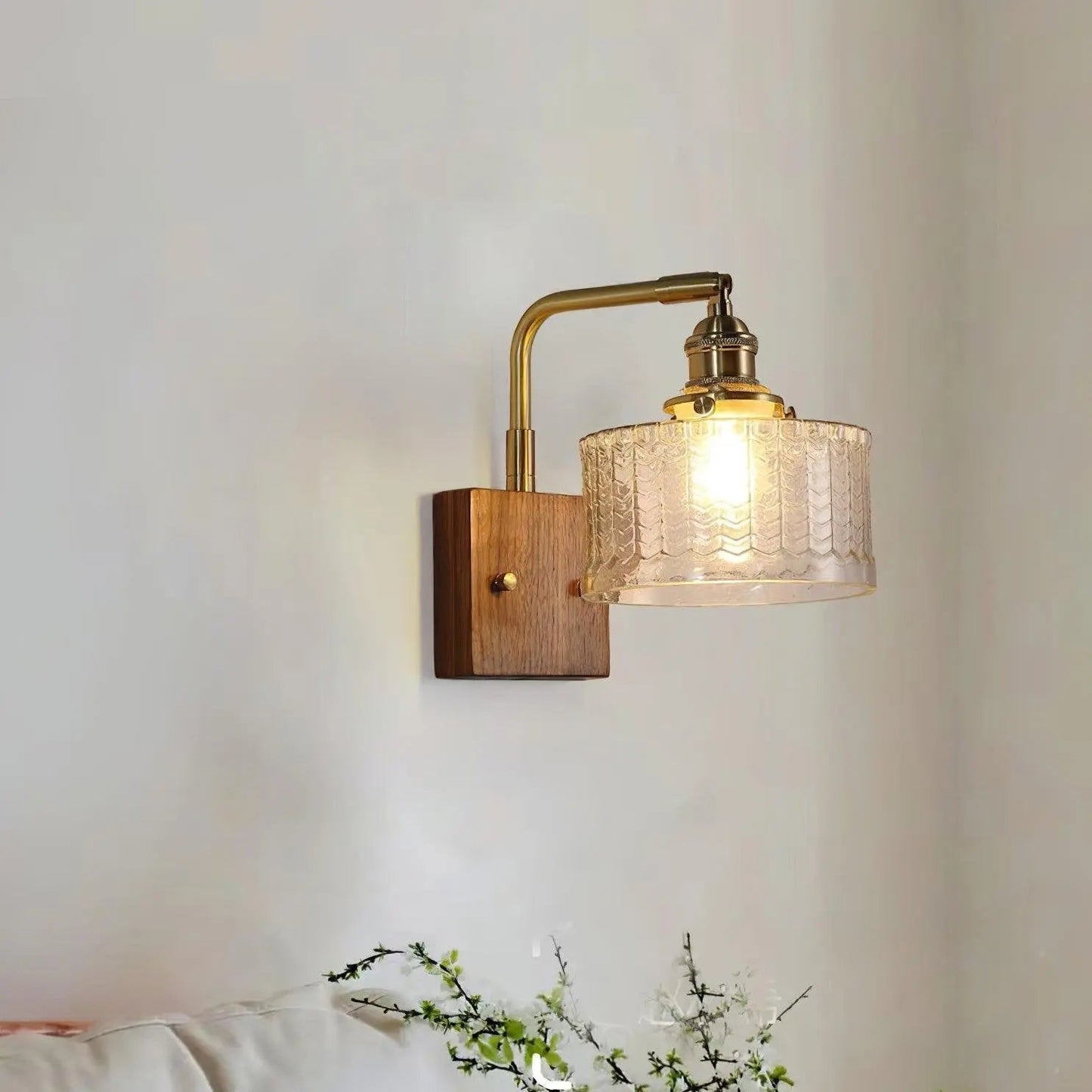 LumaCurve - Vegglampe med buet arm og skjerm med teksturert mønster