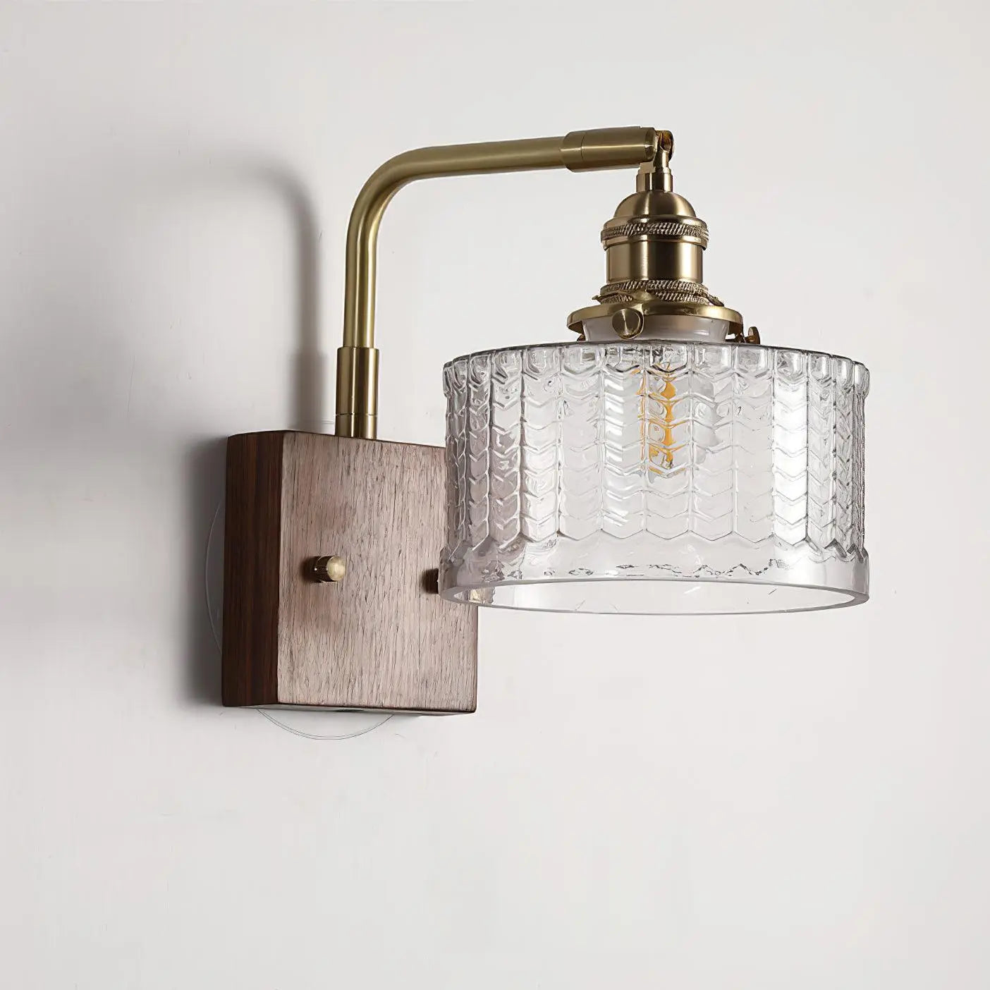 LumaCurve - Vegglampe med buet arm og skjerm med teksturert mønster