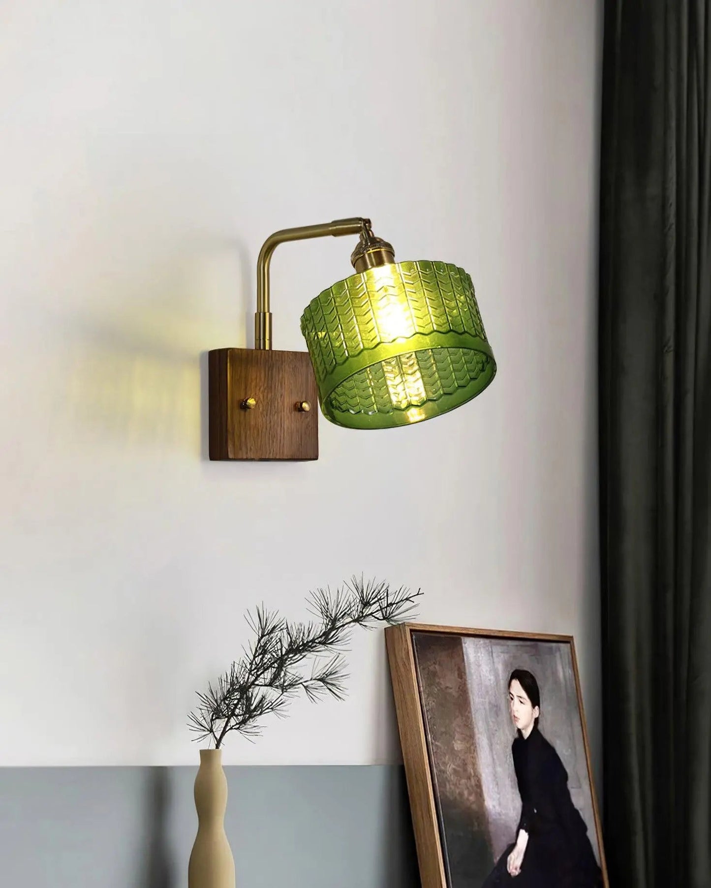 LumaCurve - Vegglampe med buet arm og skjerm med teksturert mønster