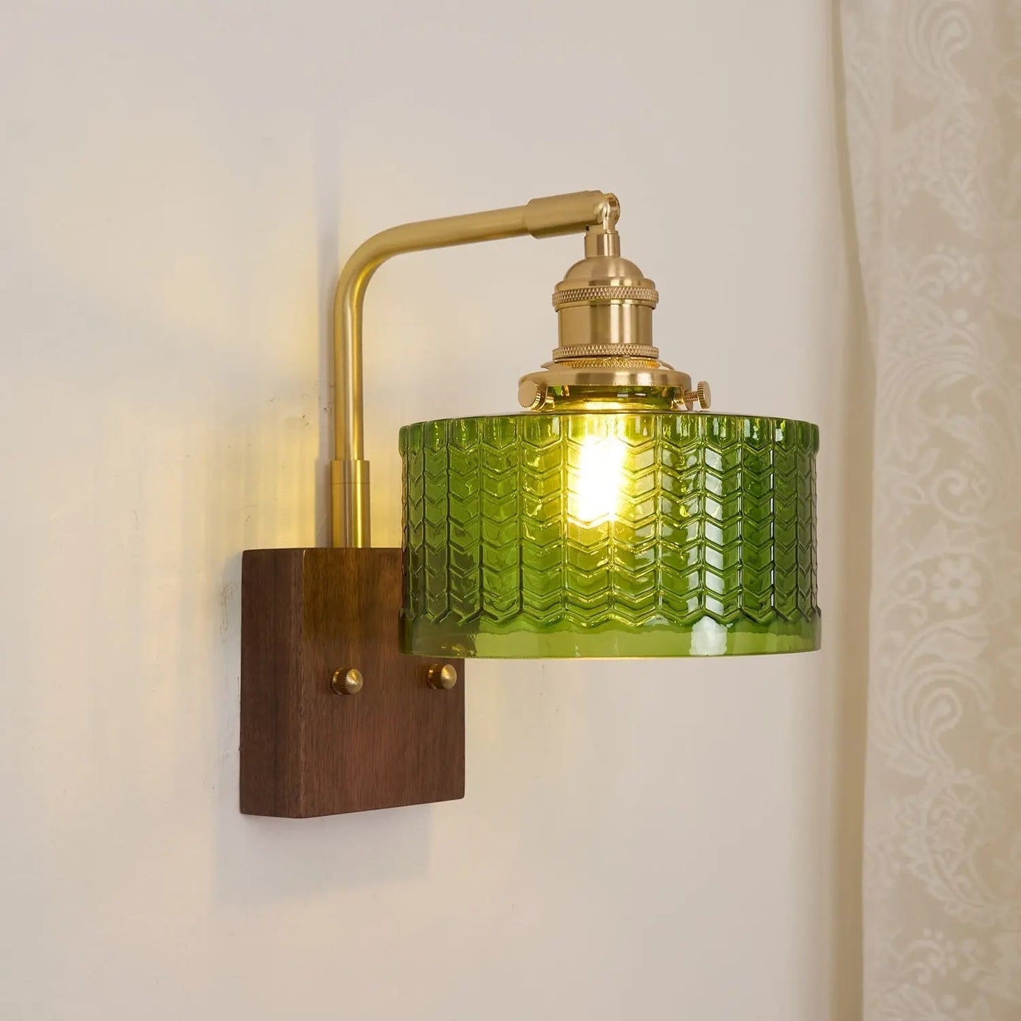 LumaCurve - Vegglampe med buet arm og skjerm med teksturert mønster