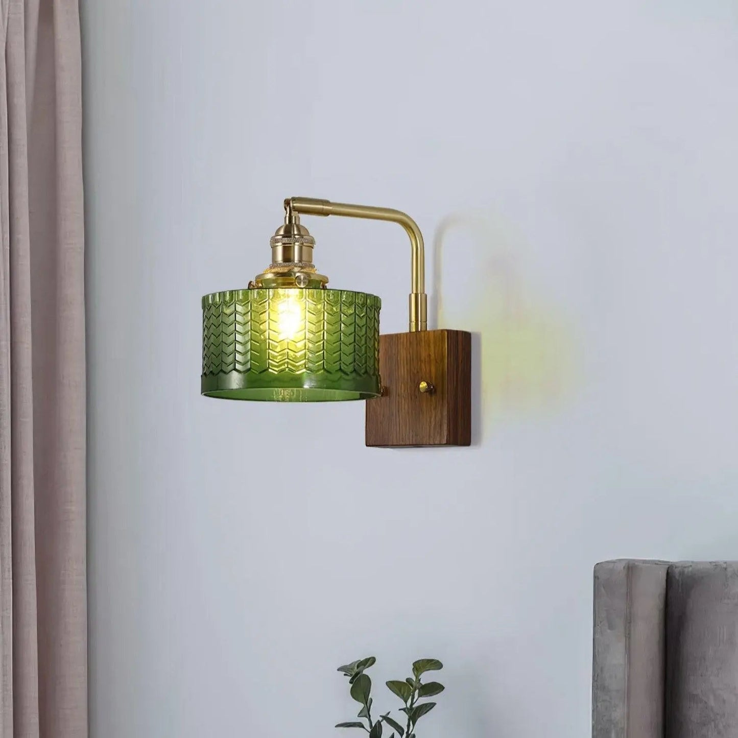 LumaCurve - Vegglampe med buet arm og skjerm med teksturert mønster