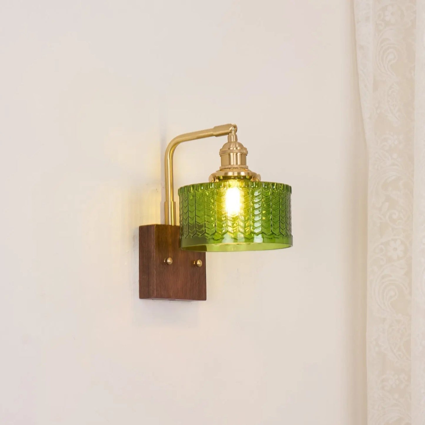 LumaCurve - Vegglampe med buet arm og skjerm med teksturert mønster