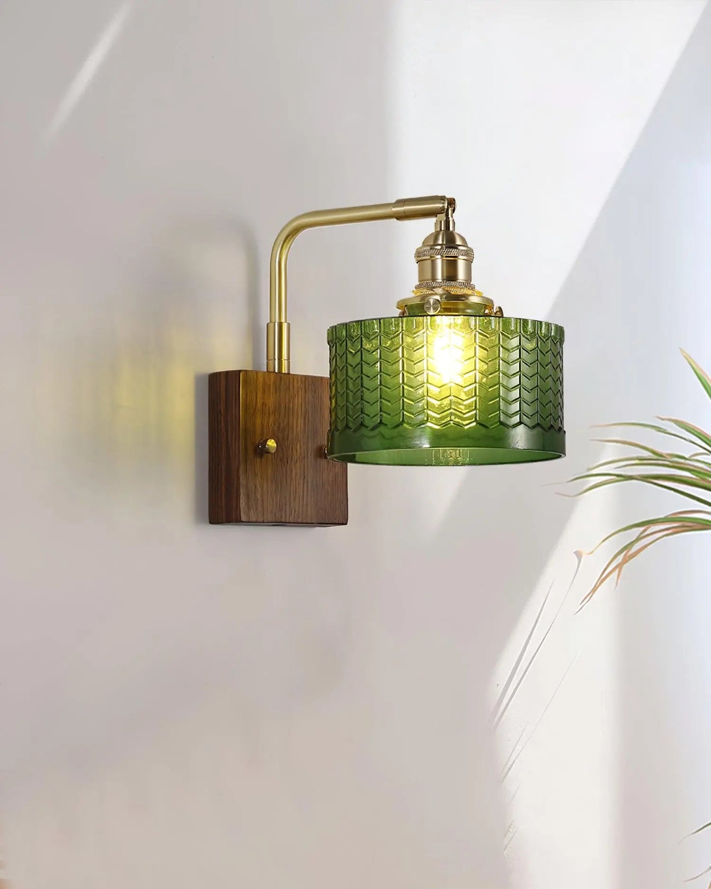 LumaCurve - Vegglampe med buet arm og skjerm med teksturert mønster