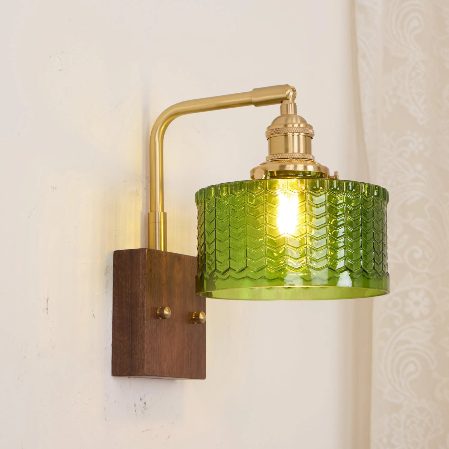 LumaCurve - Vegglampe med buet arm og skjerm med teksturert mønster