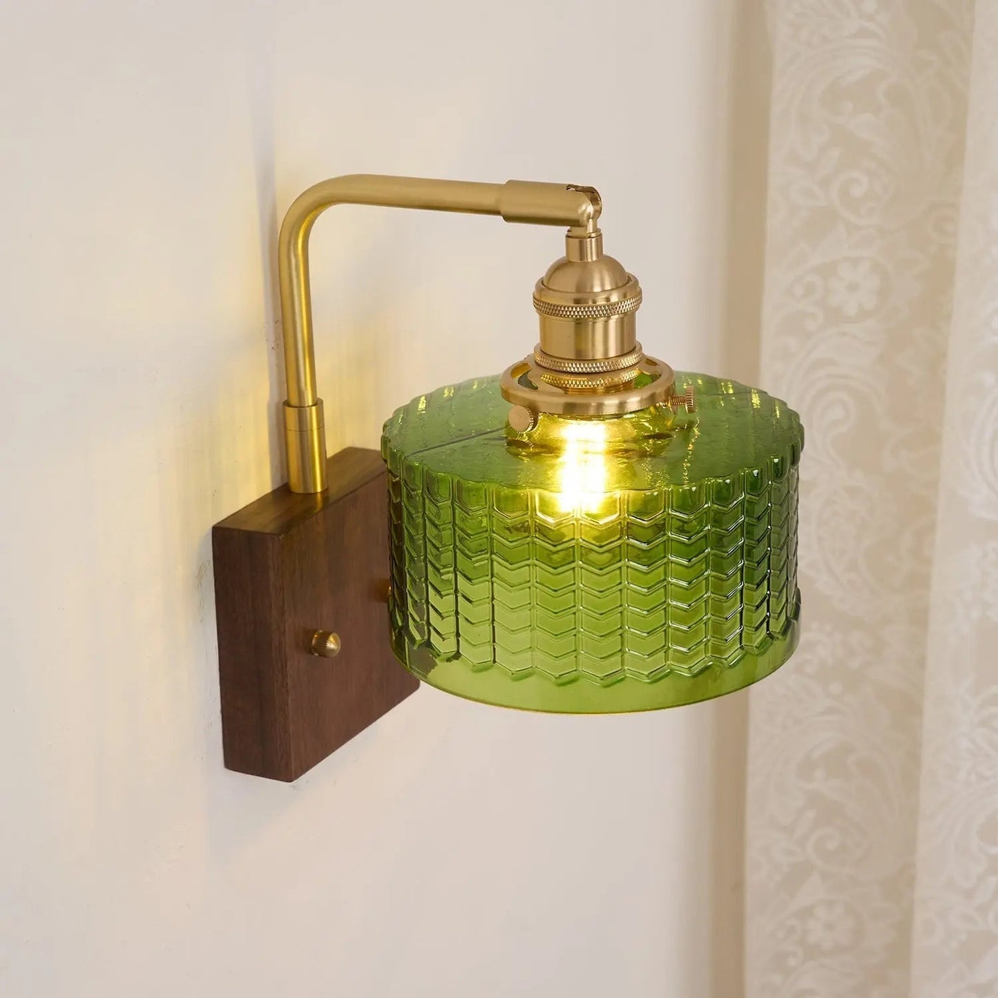 LumaCurve - Vegglampe med buet arm og skjerm med teksturert mønster
