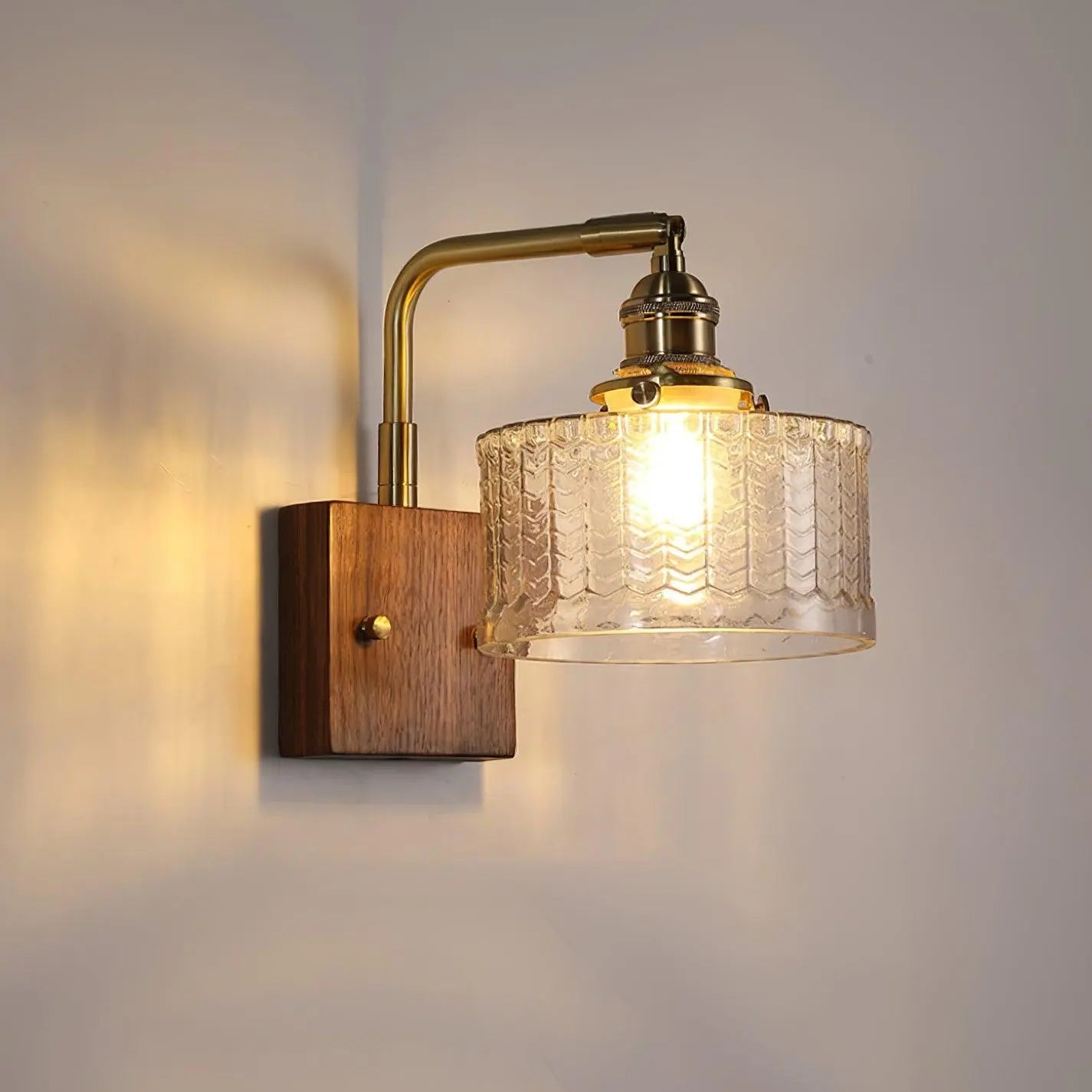 LumaCurve - Vegglampe med buet arm og skjerm med teksturert mønster