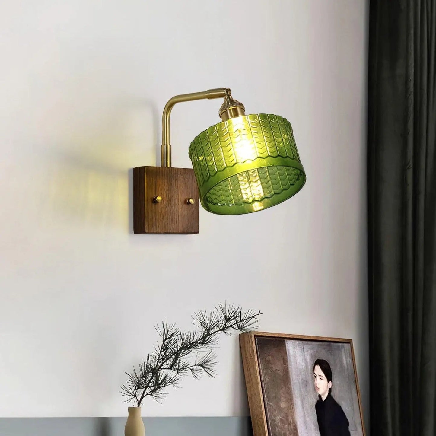LumaCurve - Vegglampe med buet arm og skjerm med teksturert mønster