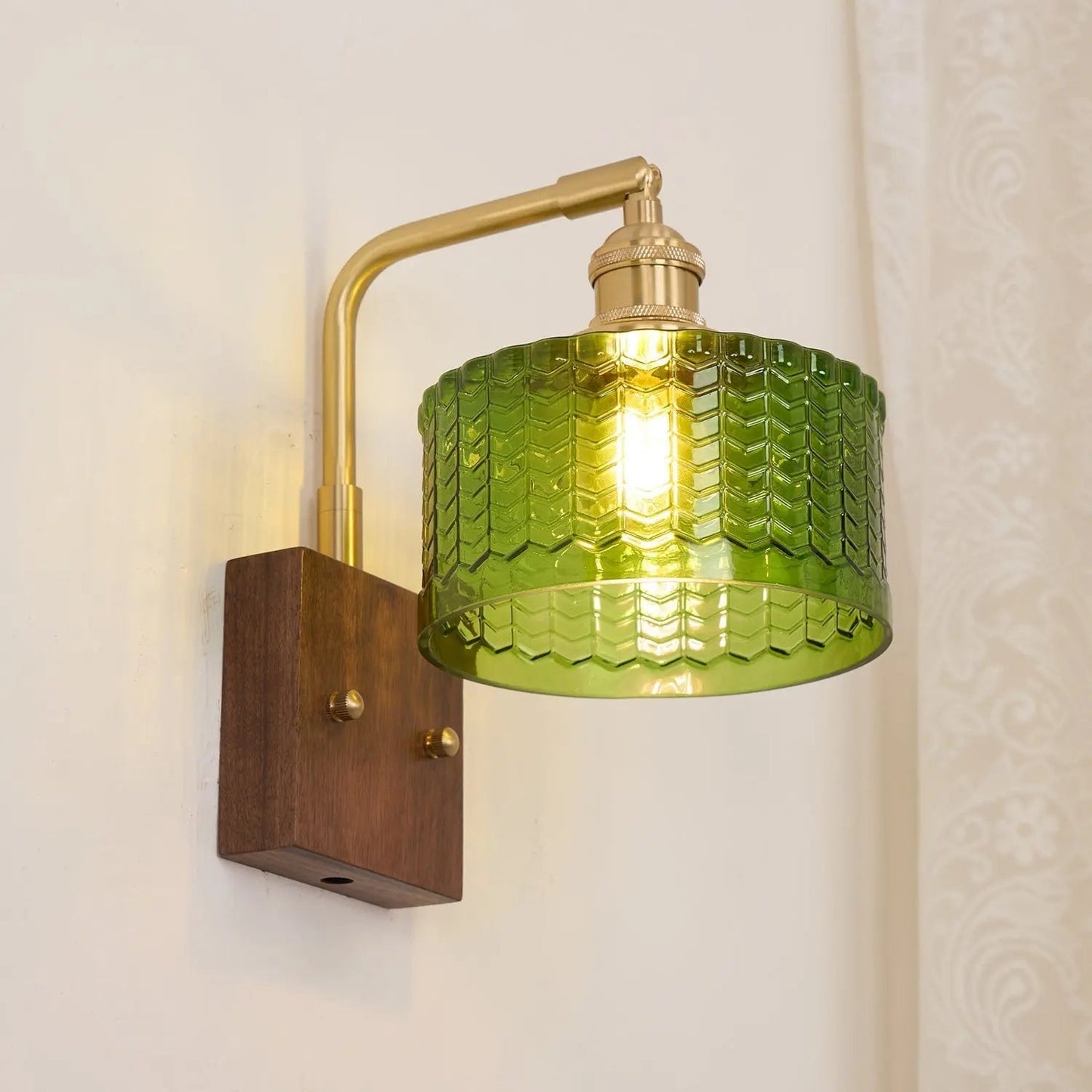 LumaCurve - Vegglampe med buet arm og skjerm med teksturert mønster