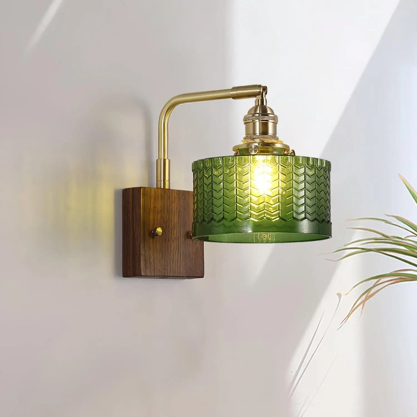 LumaCurve - Vegglampe med buet arm og skjerm med teksturert mønster